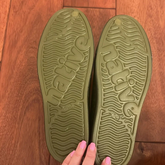 NWT Native Jefferson BloomWaterproof Army Green Shoes SIze US Men's 7 Women's 9 - Picture 5 of 7